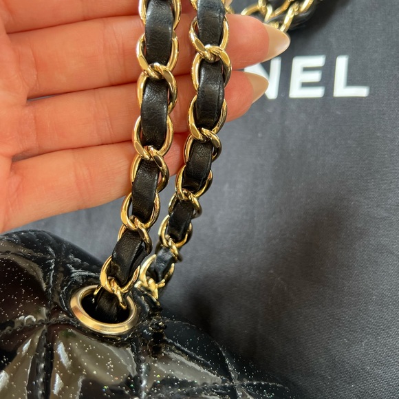 Beautiful patent Chanel bag size small - Picture 8 of 15